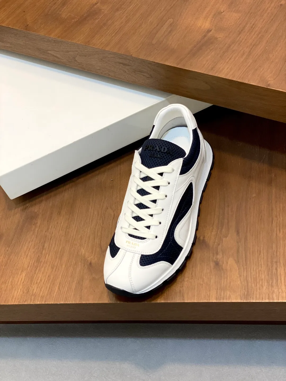 Men's shoes 💰740 Prada men's new lace-up sports and casual shoes. This upper is made of imported calfskin stitching. The tongue is P's classic bronzing lougou. The lining is made of calfskin for the feet. The outsole is made of non-slip sports exclusive rubber outsole with logo. It feels good on the foot. It is fashionable and fashionable. It has a standard sports version and looks very good on the foot! Comes with original box and dust bag! L leather shoe size: 39/40/41/42/43/44 original box packaging + dust bag